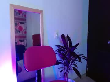 See Alissesallie_ online Now @ tittytap.com