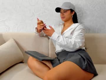 See Ciaralawrencee online Now @ tittytap.com